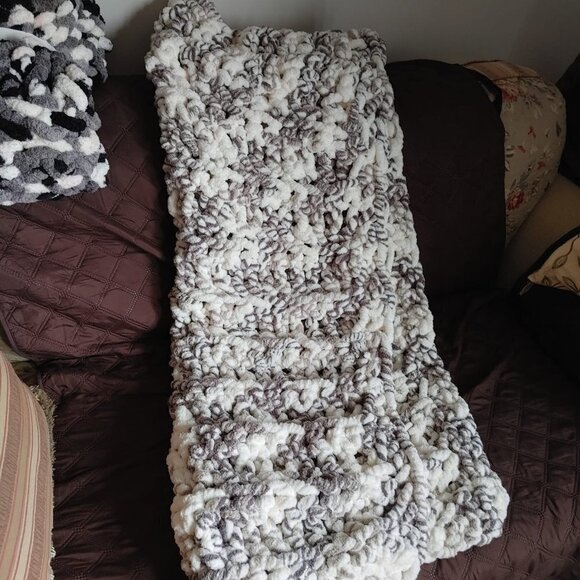 NEW - Hand Crocheted Chunky Yarn Blanket/Throw - Picture 4 of 5